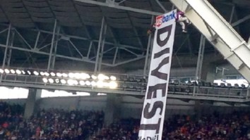 Anti-Dakota Access Pipeline Protesters Hang Huge Anti-US Bank Banner During Vikings-Bears Game