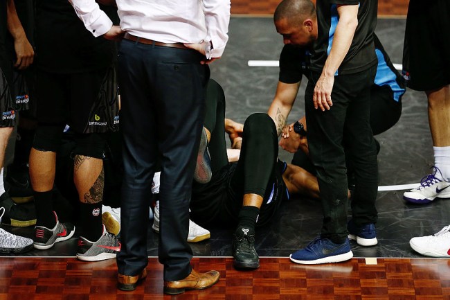 AUCKLAND, NEW ZEALAND - JANUARY 26:  Players and staff members of the Breakers show concerns as they gather around Akil Mitchell who suffers a serious eye injury during the round 17 NBL match between the New Zealand Breakers and the Cairns Taipans at the North Shore Events Centre on January 26, 2017 in Auckland, New Zealand.  (Photo by Anthony Au-Yeung/Getty Images)