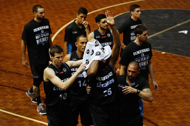 AUCKLAND, NEW ZEALAND - JANUARY 26:  Akil Mitchell of the Breakers acknowledges the supporters as he is helped off the court by his team with a serious eye injury during the round 17 NBL match between the New Zealand Breakers and the Cairns Taipans at the North Shore Events Centre on January 26, 2017 in Auckland, New Zealand.  (Photo by Anthony Au-Yeung/Getty Images)