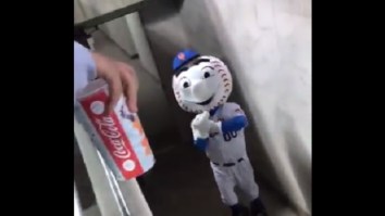 Fed Up Mets Mascot ‘Mr. Met’ Flips Off Obnoxious Fans At Citi Field While Leaving Game