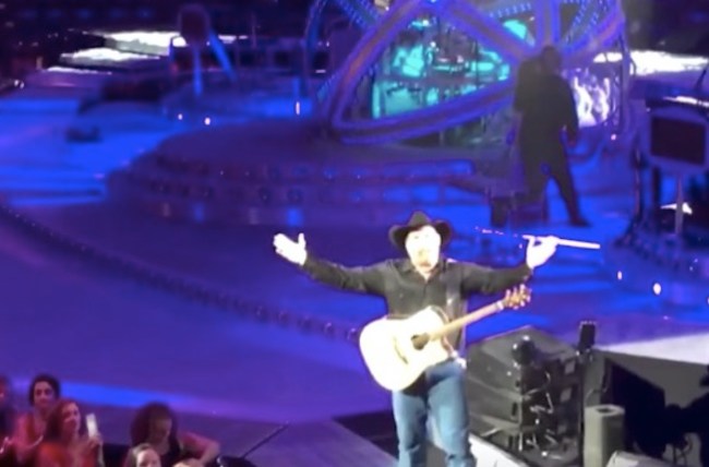 Garth Brooks offers to pay for couple's honeymoon