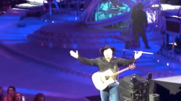 Garth Brooks Is A Total Bro And Proved It On Stage After A Couple Got Engaged At His Concert
