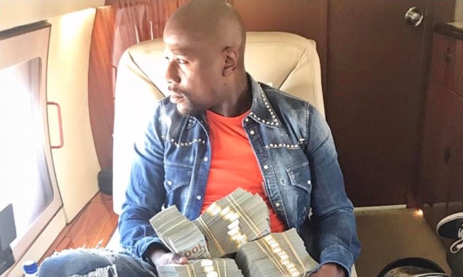 Floyd Mayweather shows off huge wads of cash during shopping spree