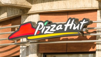 Pizza Hut’s The REAL MVP For Delivering Hot Pizzas To Harvey Flood Victims Via Kayaks