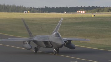 Watch This F-22 Raptor Execute An Unbelievable And Gravity-Defying Inverted Somersault