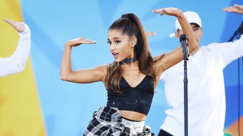 A Photo Of Ariana Grande Defying The Laws Of Physics Has Gone Viral, Twitter Is Hilariously Baffled