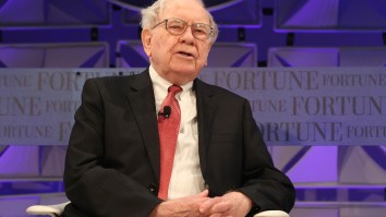 Billionaire Investor Warren Buffett Gives 3 Tips For Stock Investors