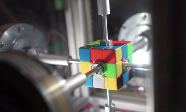 robot solves Rubik's Cube