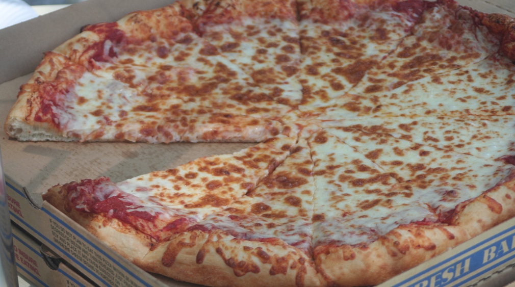 These Facts About Costco S 18 Inch 9 95 Pizza Will Make You Salivate Brobible