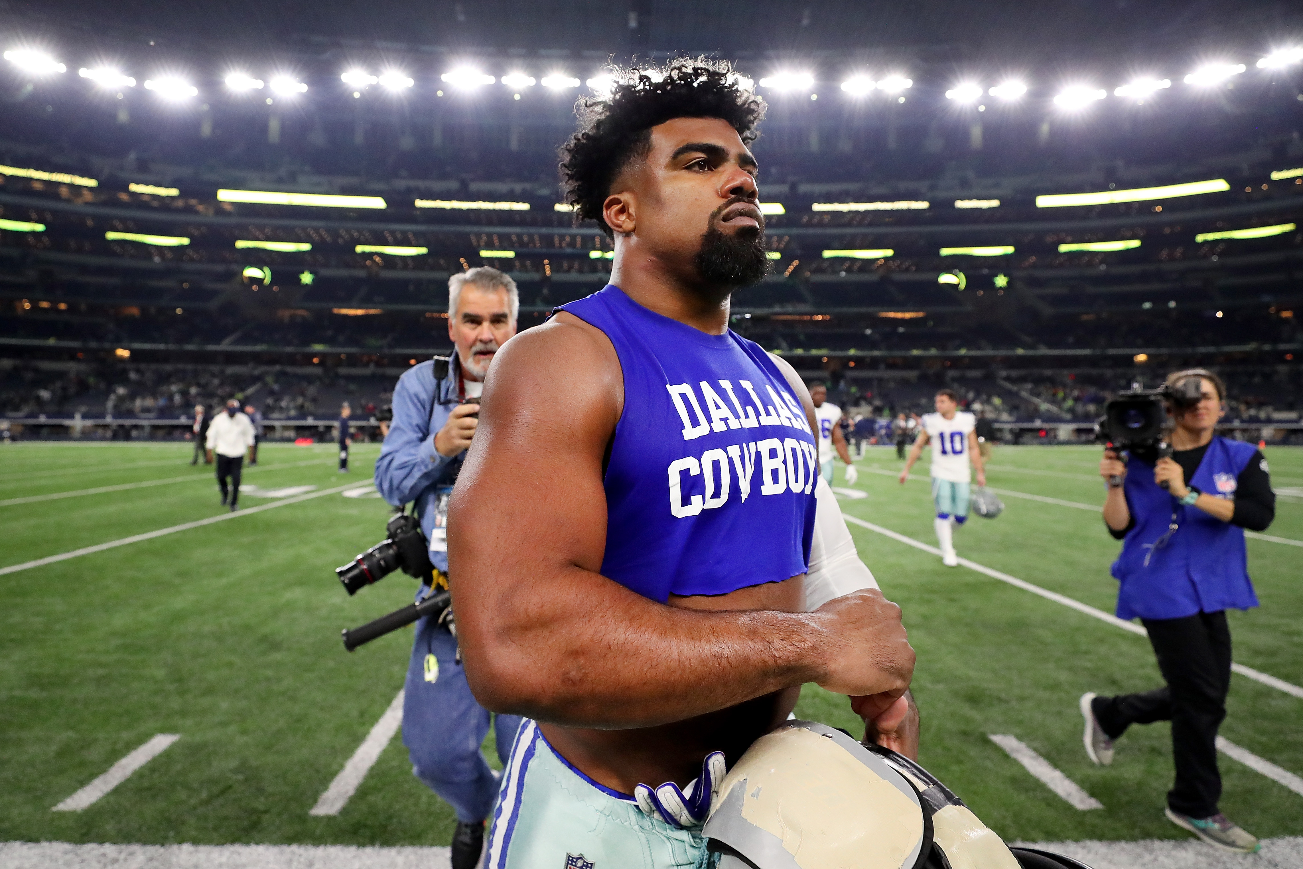 Dallas Cowboys' Ezekiel Elliott shops with mystery woman