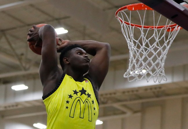 Zion Williamson dunks from free throw lne