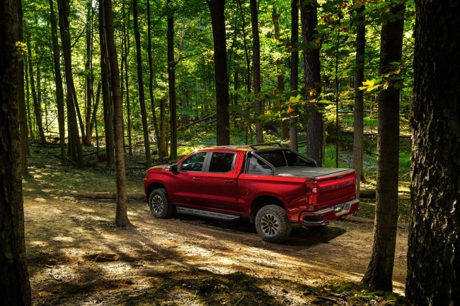 Chevrolet Accessories’ new Off Road Appearance Package for the 2019 Silverado 1500 includes a sport bar, off-road assist steps and a soft, roll-up tonneau cover, adding trail-inspired functionality to the all-new truck.