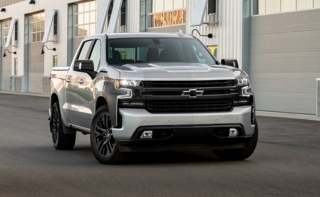 The 2019 Silverado RST Street Concept exudes attitude with a concept lowered suspension, custom graphics, concept carbon fiber-look trim and Chevrolet Accessories 22-inch wheels in high-gloss black.