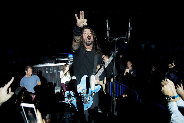  WASHINGTON, DC - OKTOBER 11: (REDAKTØRER MERK: Bilder som ikke skal brukes til tredjeparts kommersiell salgsfremmende bruk.) Foo Fighters utfører på scenen under iHeartRadio Foo FAnthem Show på Anthem på oktober 11 2017 I Washington, DC. (Foto Av Tasos Katopodis / Getty Images for iHeartRadio)