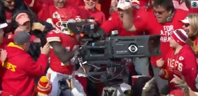 Tyreek Hill commandeers CBS camera, films his own penalty flag for