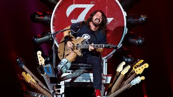 Foo Fighters Frontman Dave Grohl Lent Guitar Throne To Country Star So He Could Keep Touring With Bum Leg