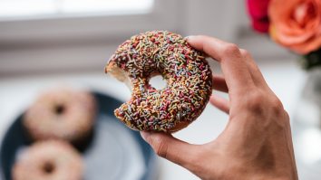 4 Reasons Your Body Constantly Craves Sugar And Ways To Stop Stuffing Your Face With Treats