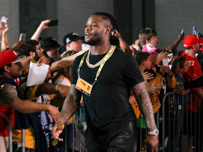 Le'Veon Bell reportedly has to get his social media posts approved from New York Jets head coach Adam Gase before posting.
