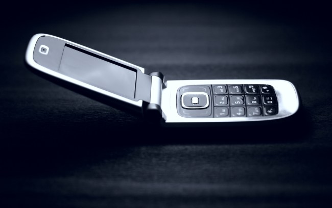 Company will pay you $1,000 to use a flip phone for one week