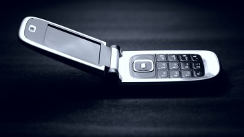 This Company Will Pay You $1,000 To Use A Flip Phone For A Week