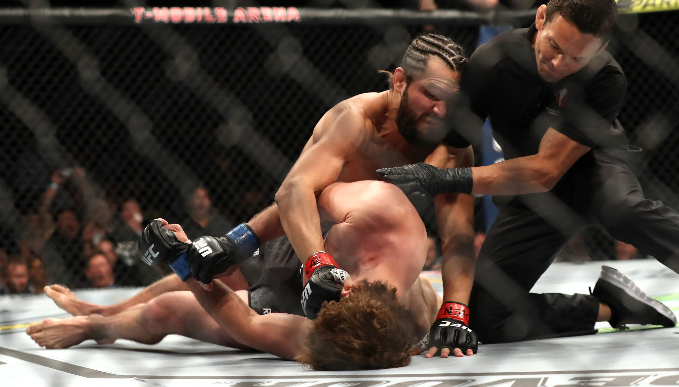 UFC fighter knocked out cold after taking knee to the face