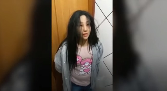 RIO DE JANEIRO — A Brazilian gang leader tried to escape from prison by dressing up as his daughter when she visited him behind bars and walking out the penitentiary's main door in her place.
