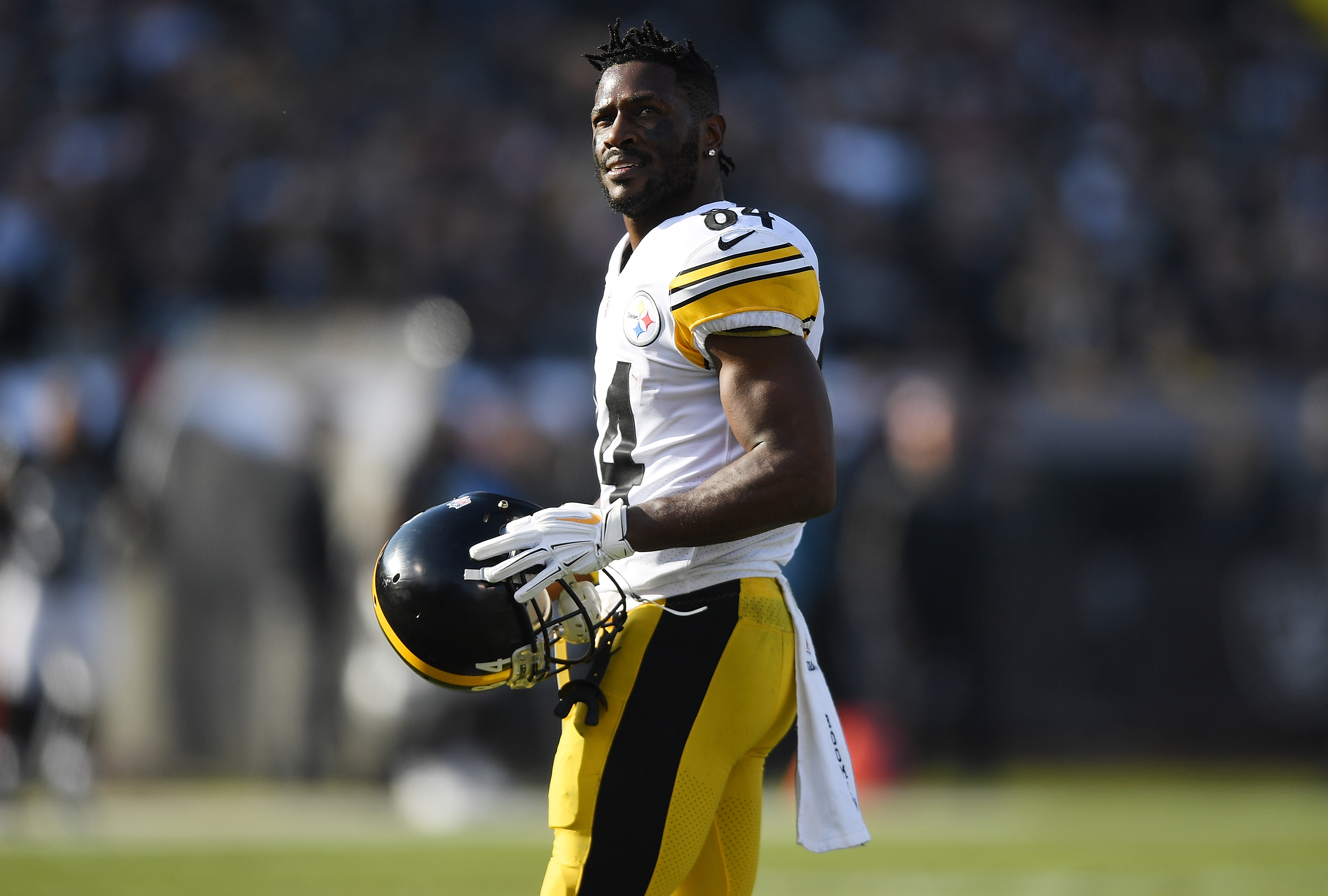 Antonio Brown has settled on a helmet for 2019 season - Silver And