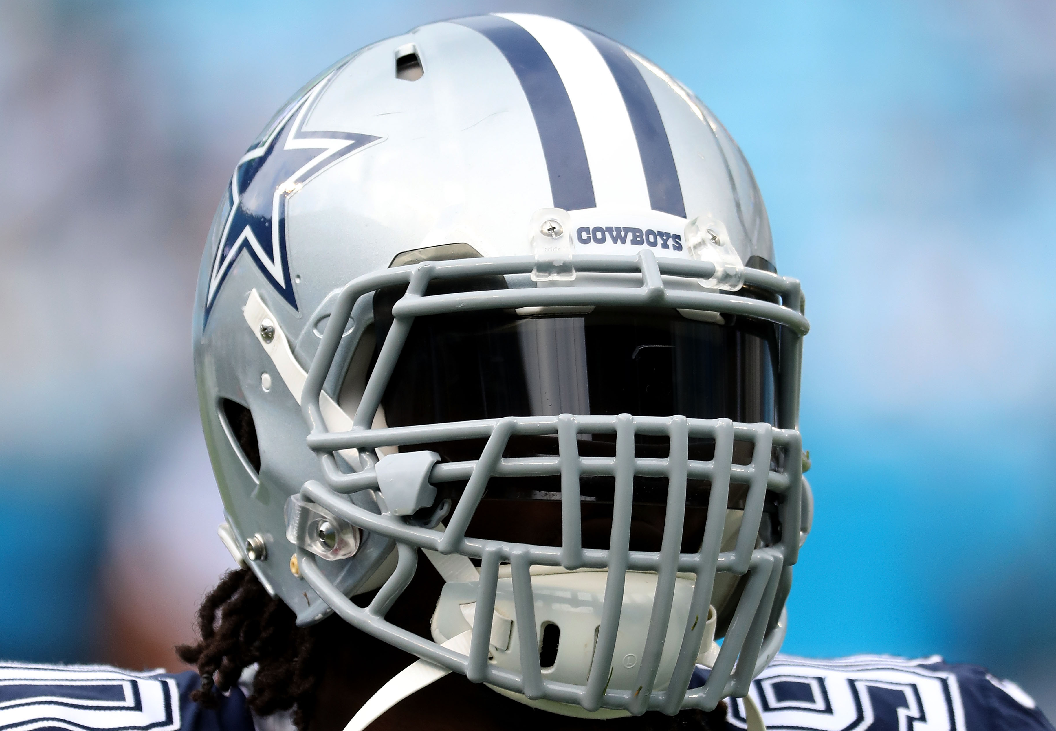 Fair or foul? Cowboys' DeMarcus Lawrence won't sign autograph for