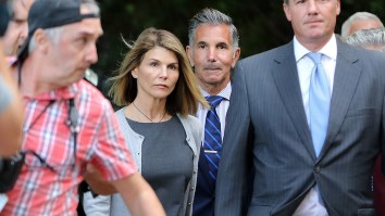 Lori Loughlin Reportedly ‘Regrets’ Not Taking A Deal After Seeing Felicity Huffman’s Prison Sentence