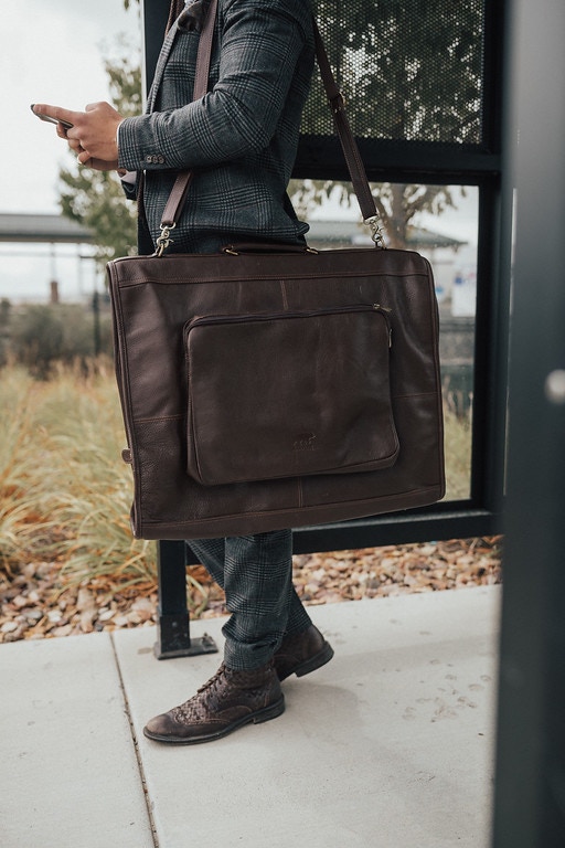 Kodiak Leather's Yukon Garment Bag Is The Only Way To Travel With Your ...