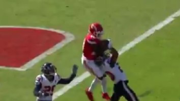 Tyreek Hill Returns And Makes An Absolutely Absurd Catch Over Defender Off Of Patrick Mahomes Bomb