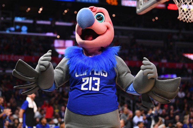 Los Angeles Clippers Mascot Gave A 104 Year Old Wwii Veteran A Wet Willie On Veterans Day Brobible