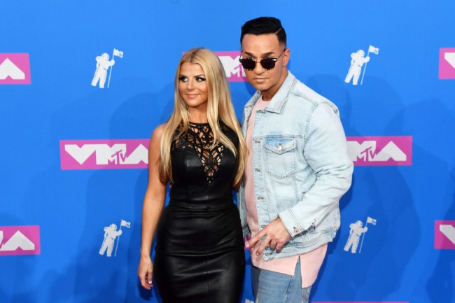 Mike The Situation Sorrentino en zijn vrouw Lauren Pesce kopen $1,8 herenhuis in Holmdel, New Jersey. Bekijk het nieuwe huis van de Jersey Shore-ster.'s new home.