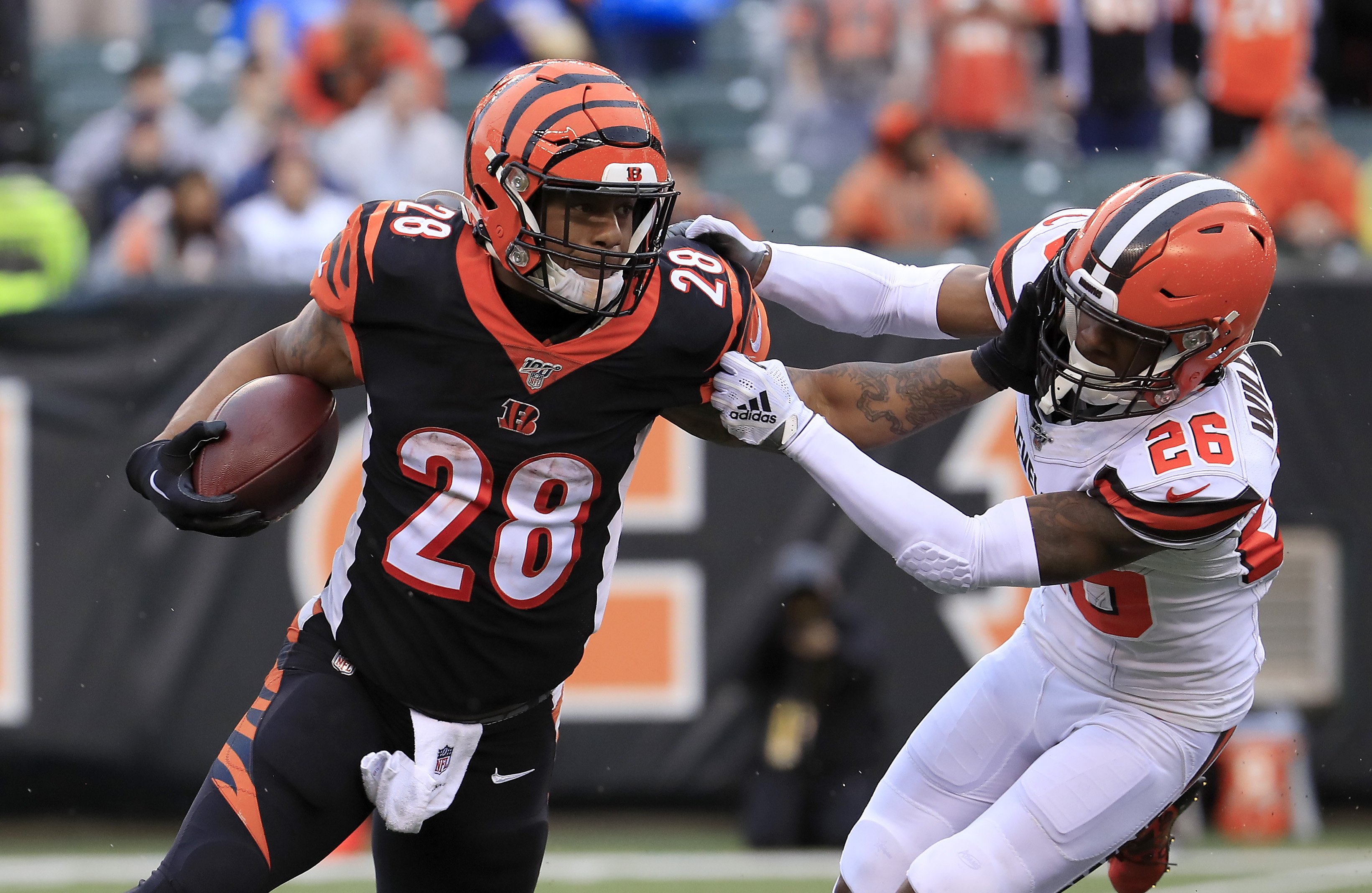 Bengals RB Joe Mixon Throws Helmet And Hits Referee While