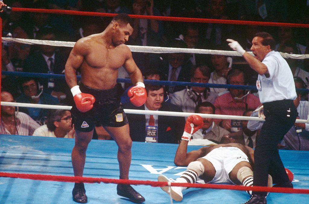 De geschiedenis van Mike Tyson, Hoe een 12-jarige Iron Mike volwassen mannen knock-out kon slaan, naar amateur KO's onder Cuz D'Amato, naar zijn Olympische kandidatuur, naar zijn eerste professionele gevecht, tot zwaargewichtkampioen.