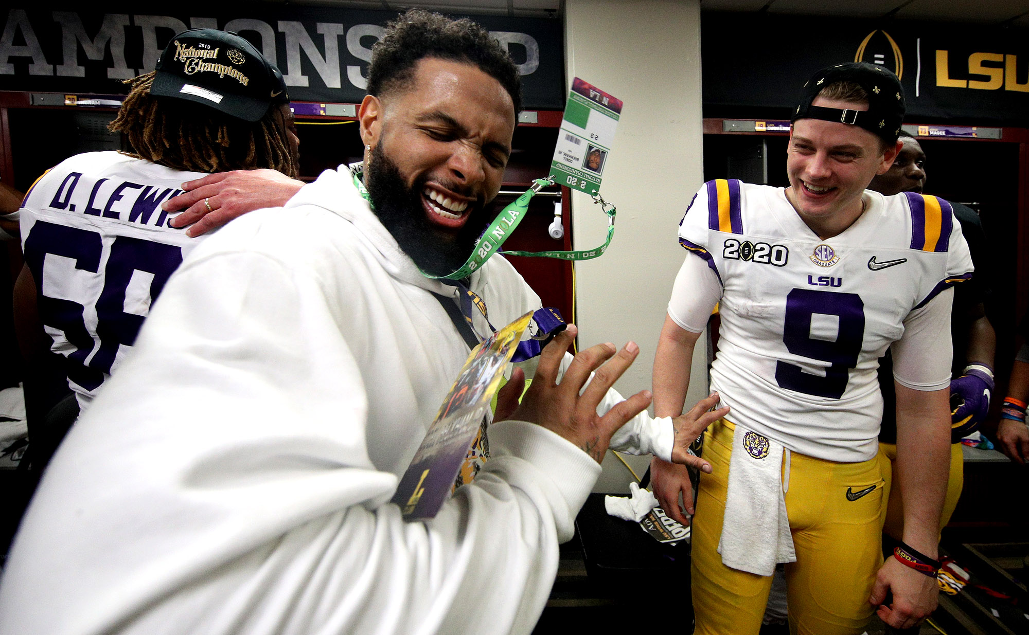 Odell Beckham Jr. seen handing wads of cash to LSU players