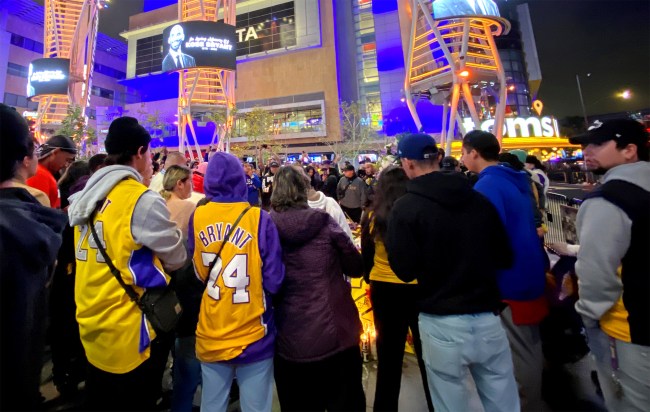 Quinn Cook Joined Fans Mourning Kobe Bryant At The Staples Center