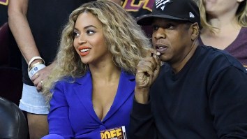 Jay-Z And Beyonce Sit During National Anthem At The Super Bowl And People Are Pissed
