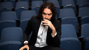Russell Brand Reportedly Caused A Scene On A Plane For Having To Sit Next To Someone Else After Canceling Show Over Coronavirus