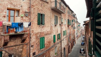 Italians Take To Their Balconies To Sing, Dance, And Be With One Another In Heartwarming Twitter Thread
