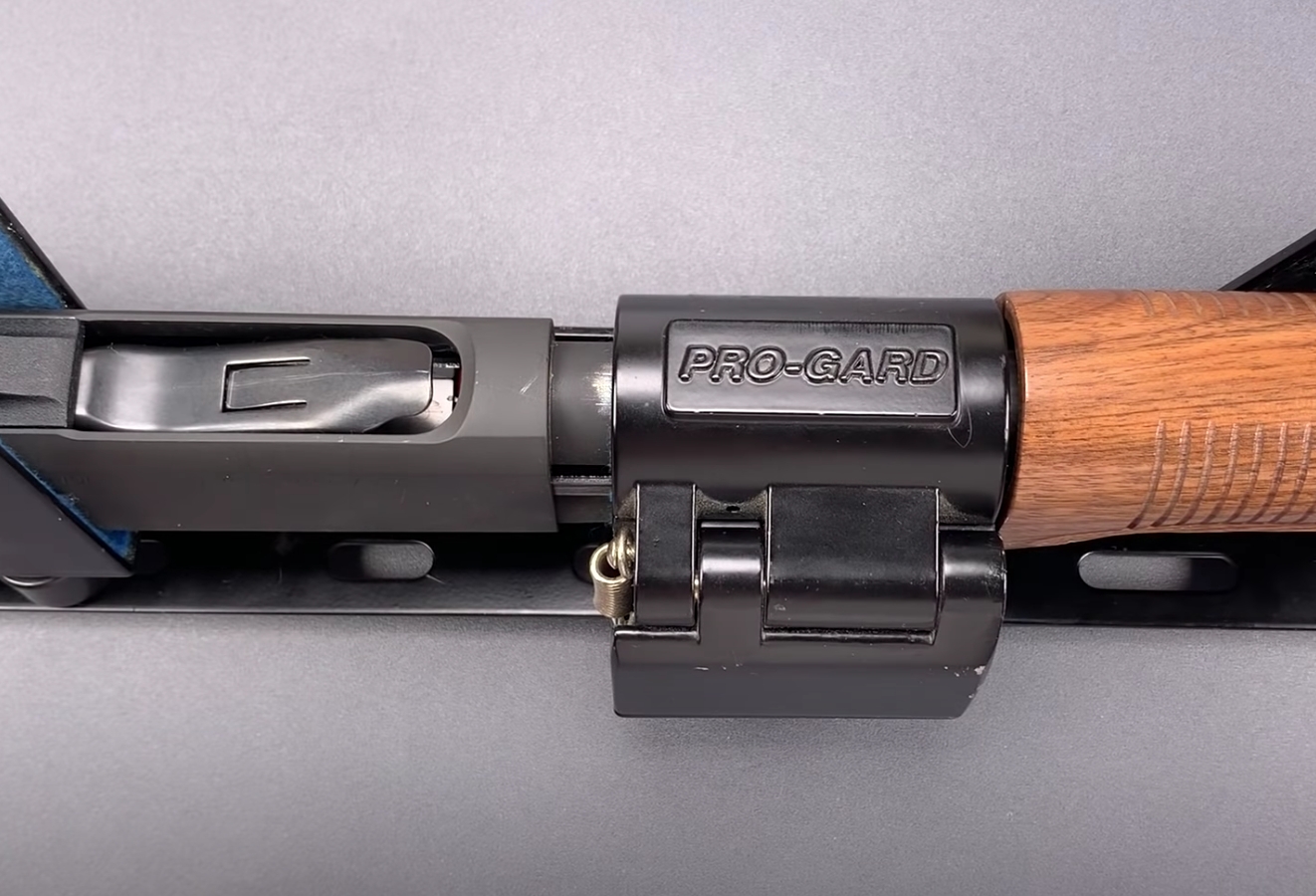 Lock Picker Shows How Comically Easy Is To Pick A Police Car Shotgun