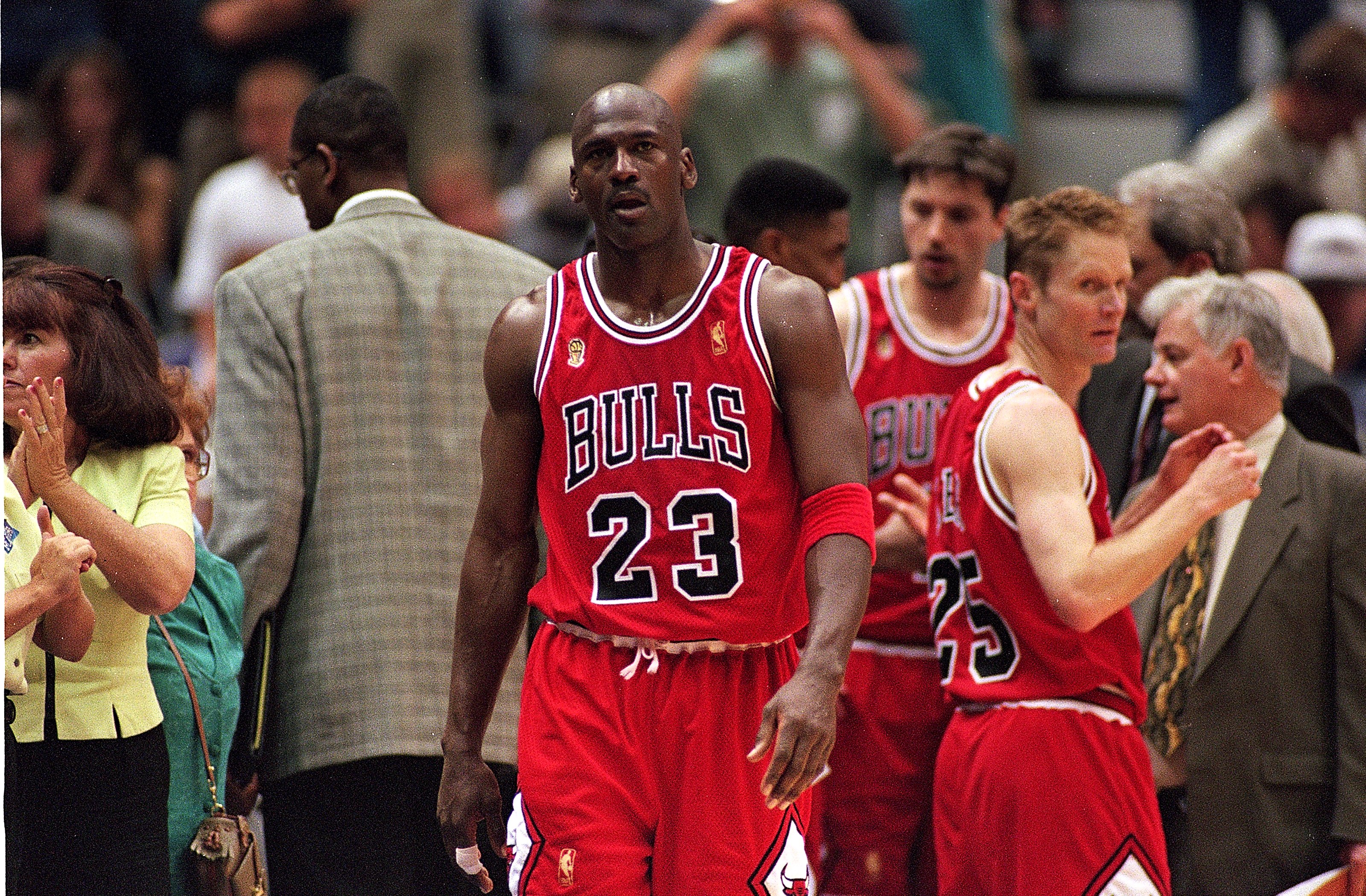 Gå ud Mængde af modbydeligt Longtime NBA Writer Calls B.S. On The Mystique Of Michael Jordan's Flu Game  And Offers Up Own Theory Of What Happened - BroBible