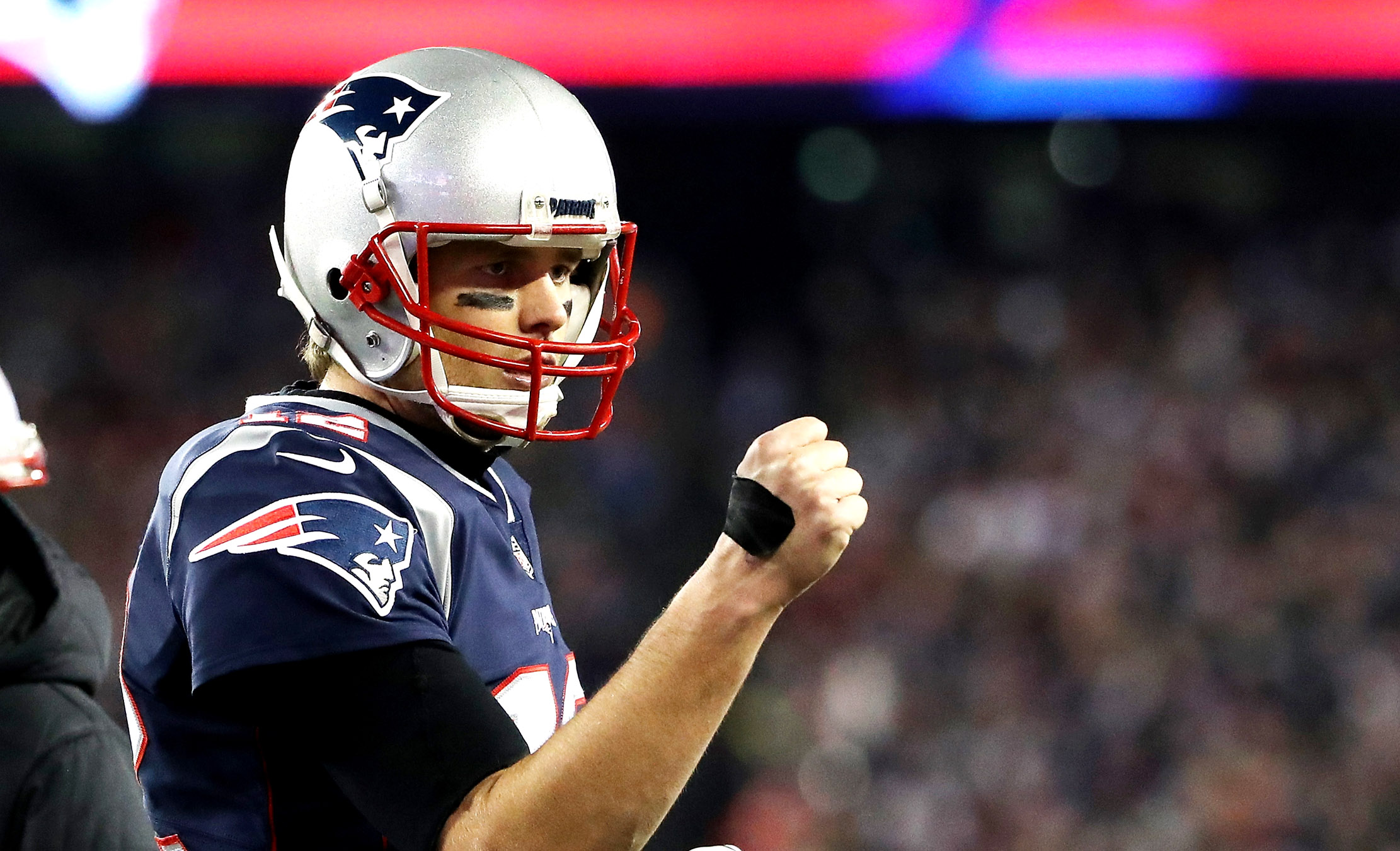 Tom Brady shrugs off thumb injury to throw two touchdowns in