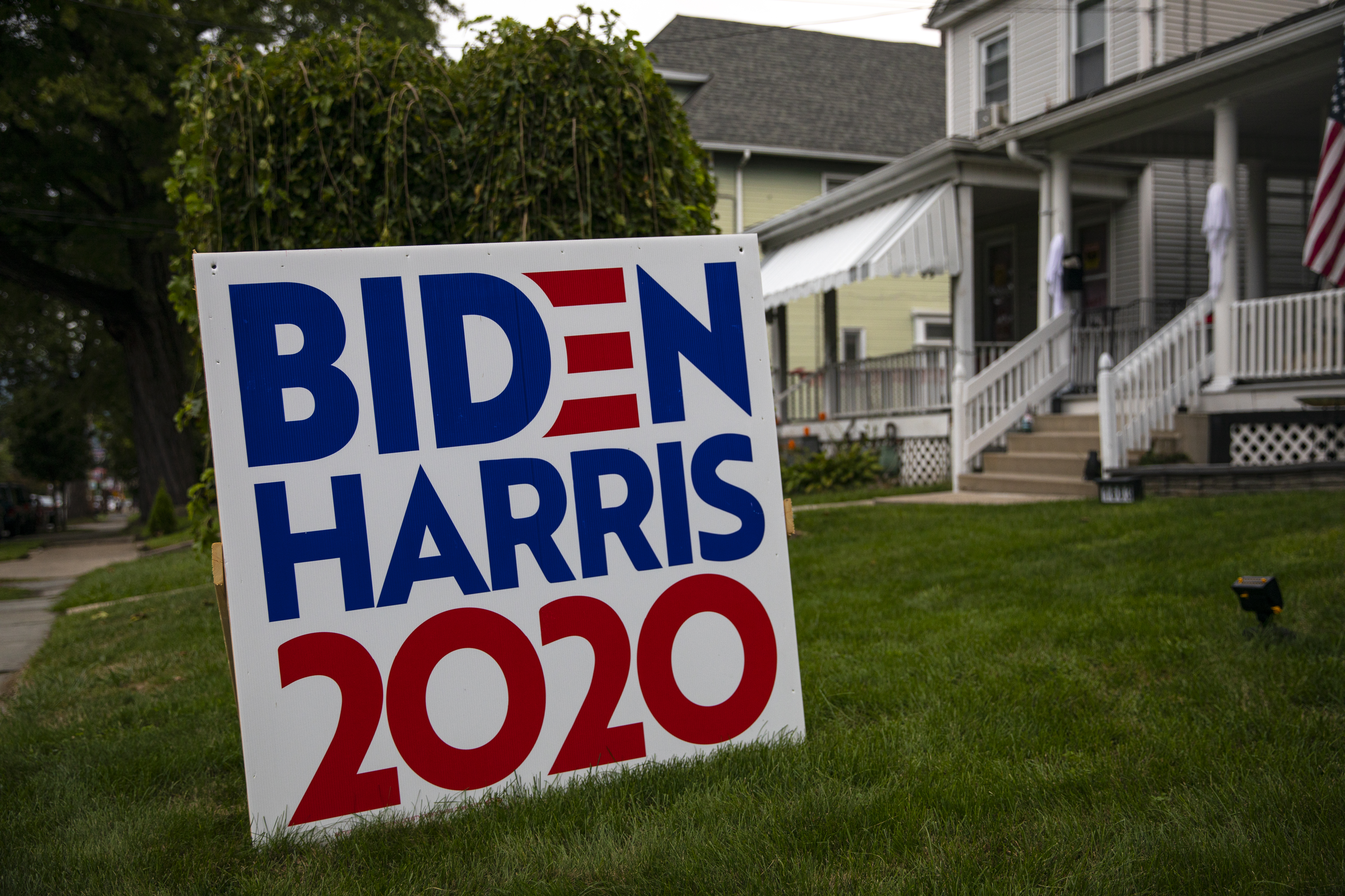 Unhinged Karen threatens neighbor over Biden/Harris lawn sign in electric video