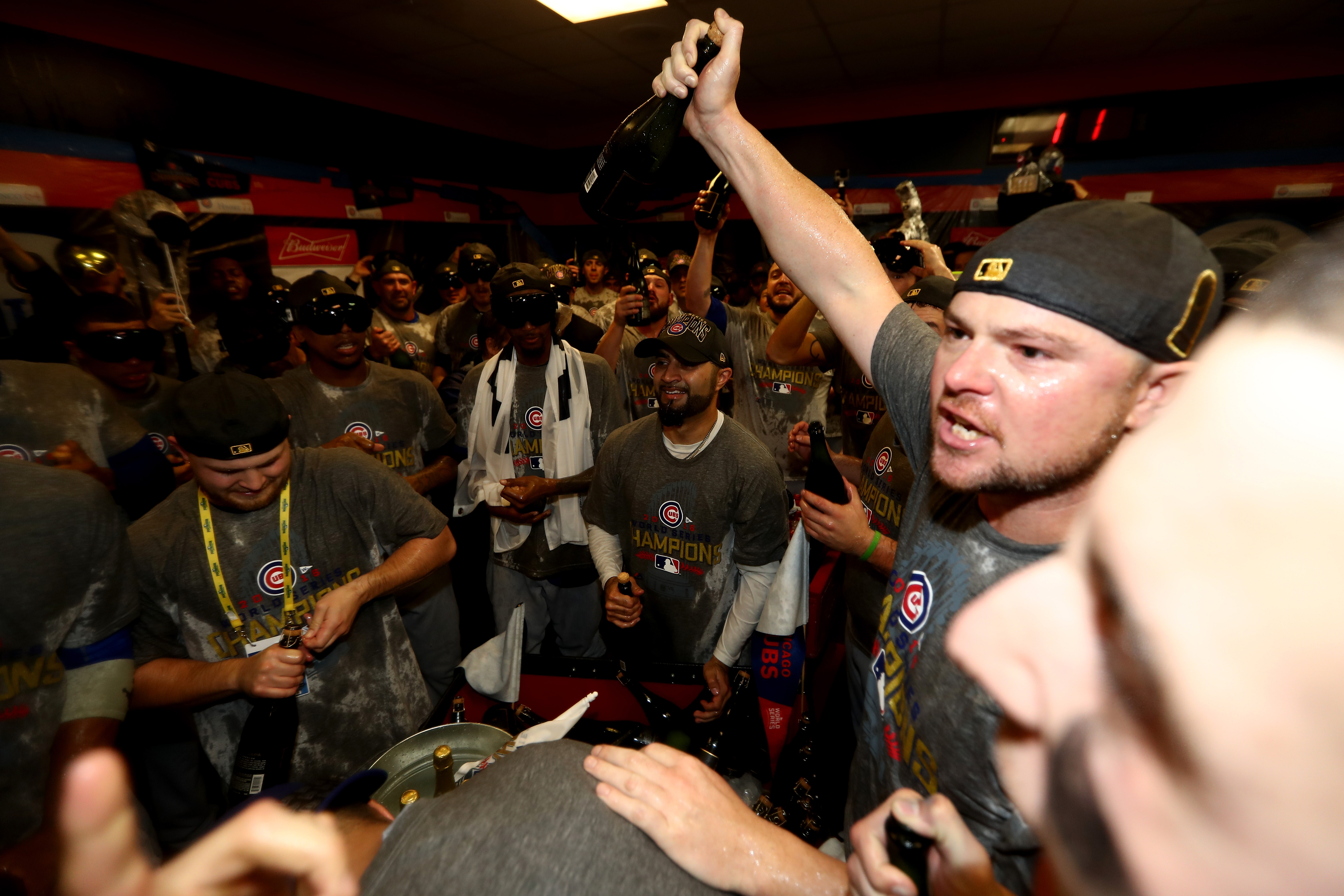 Cubs free agent Jon Lester buying beers for fans at Chicago bars