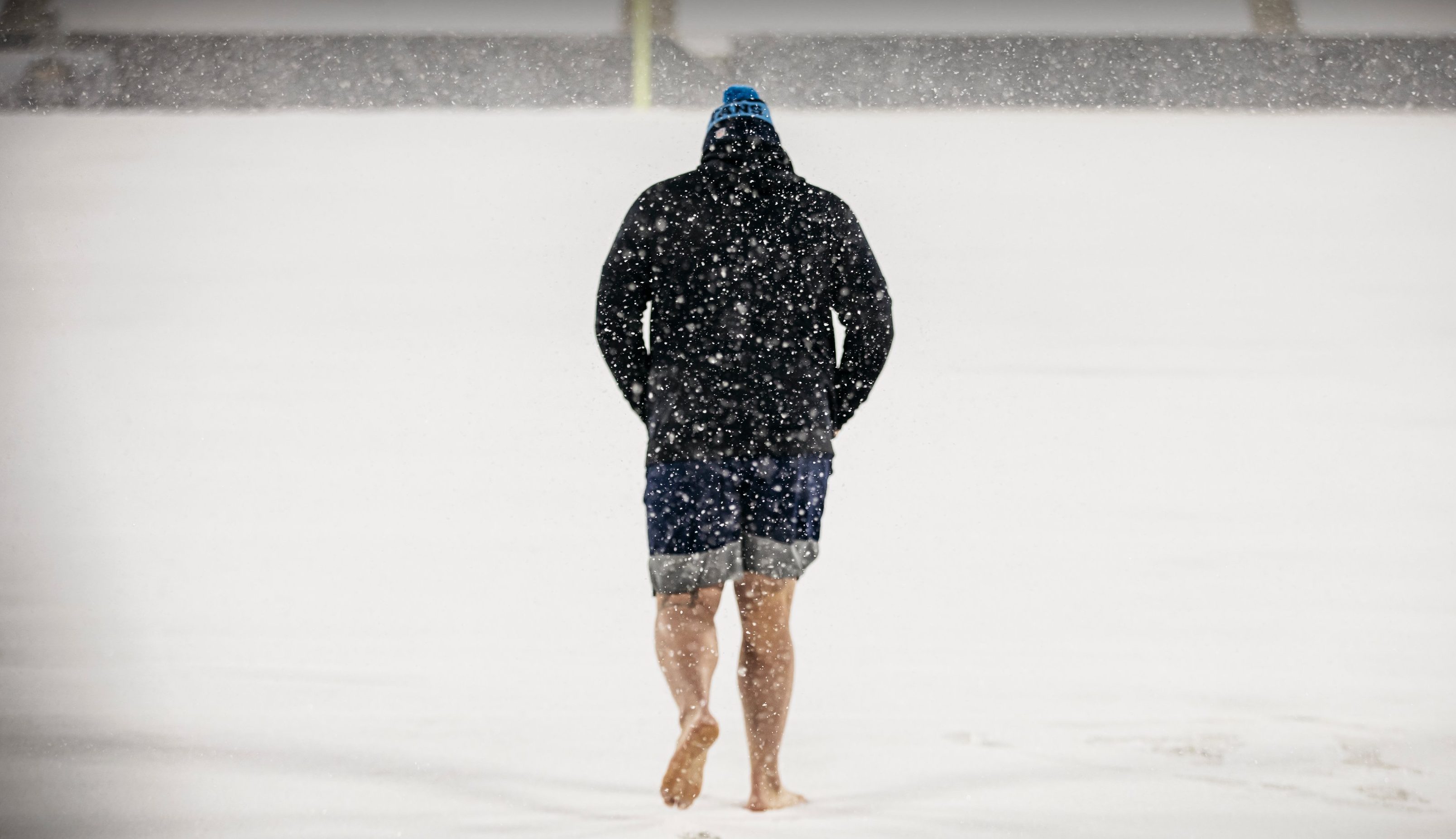 Titans' Ben Jones walks barefoot through snow in Green Bay