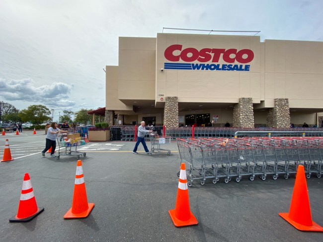 Anti-mask covid truther gives speech on table at Costco. 