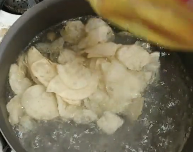 elis_kitchen TikTok user makes viral video recipe for cheesy mashed potatoes made from Lays potato chips.