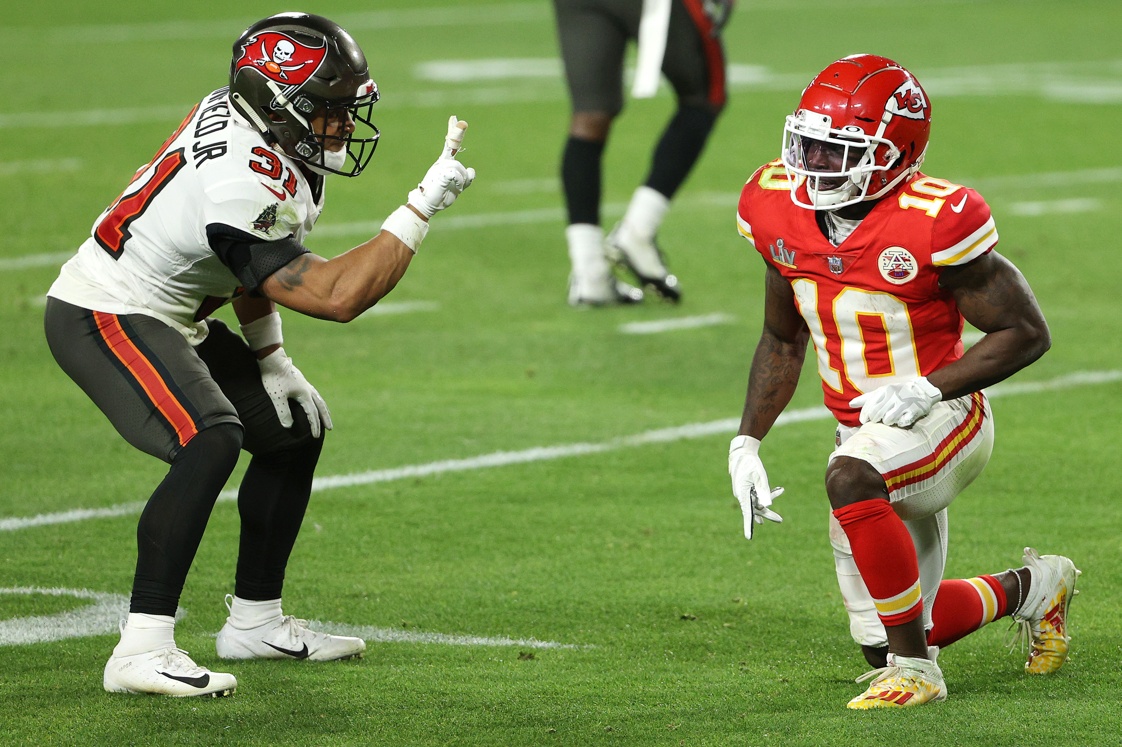 VIDEO: Bucs Antoine Winfield Trolls Tyreek Hill Peace Sign Celebration