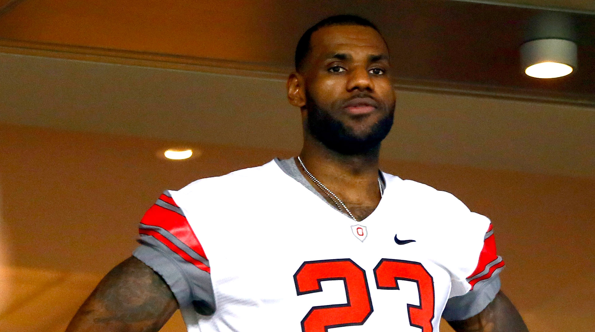 LeBron James' alternate history as a football player, imagined by experts 